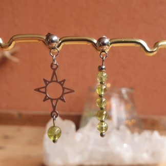 Boucles d'oreilles asymétriques en péridot pierres naturelles lithothérapie bijoux fait main en france bijoux en acier inoxydable et minéraux