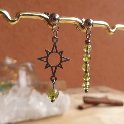 Boucles d'oreilles asymétriques en péridot pierres naturelles lithothérapie bijoux fait main en france bijoux en acier inoxydable et minéraux