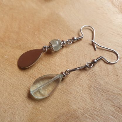 Boucles d'oreilles asymétriques en fluorite pierres naturelles lithothérapie bijoux fait main en france bijoux en acier inoxydable et minéraux