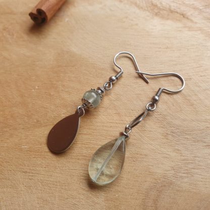 Boucles d'oreilles asymétriques en fluorite pierres naturelles lithothérapie bijoux fait main en france bijoux en acier inoxydable et minéraux