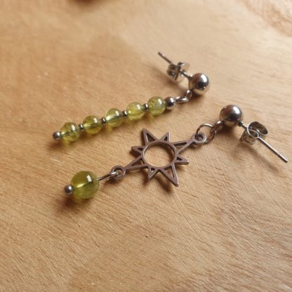 Boucles d'oreilles asymétriques en péridot pierres naturelles lithothérapie bijoux fait main en france bijoux en acier inoxydable et minéraux