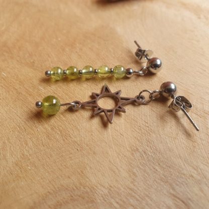 Boucles d'oreilles asymétriques en péridot pierres naturelles lithothérapie bijoux fait main en france bijoux en acier inoxydable et minéraux