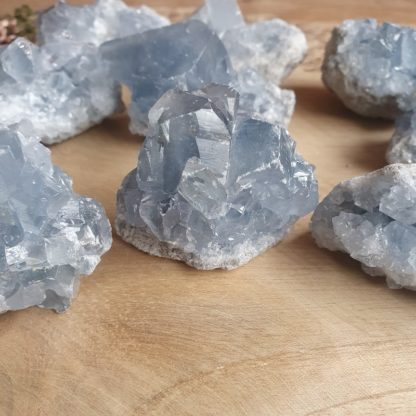 druse en célestine célestite pierres naturelles lithothérapie minéraux cristaux pierre brute