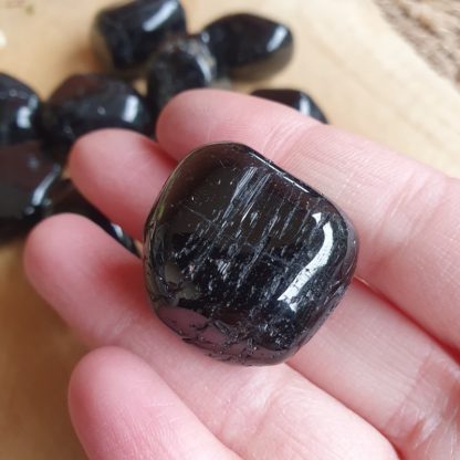 tourmaline noire pierres naturelles minéraux cristaux lithothérapie