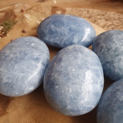 calcite bleue galet cristaux minéraux pierres naturelles lithothérapie