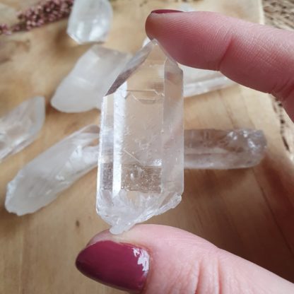 pointe quartz cristal de roche minéraux cristaux lithothérapie