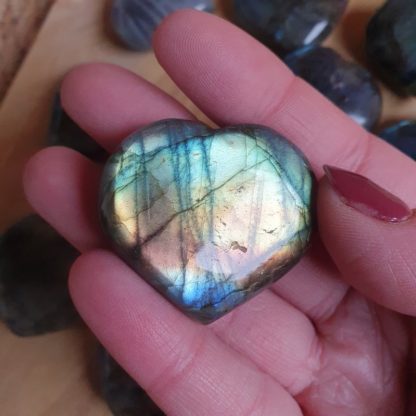 Labradorite coeur pierres naturelles lithothérapie minéraux cristaux bien-être