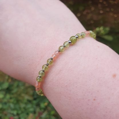 bracelet en péridot et pierre de soleil