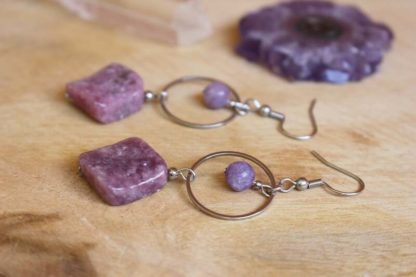 boucles d'oreilles en lépidolite lithothérapie bijoux pierres véritables et naturelles