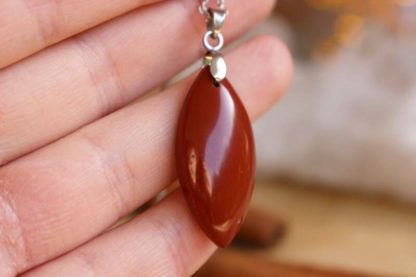 pendentif en jaspe rouge lithothérapie pierres naturelles bijoux