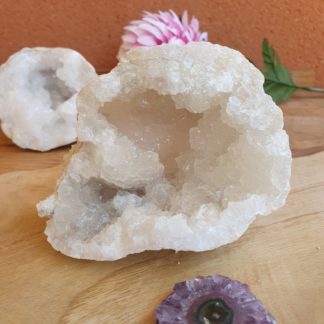 geode de cristal de roche quartz pierres naturelles minéraux lithothérapie