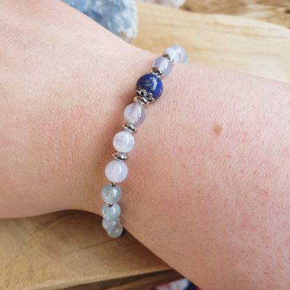 Bracelet lapis-lazuli calcédoine bleue et aigue-marine lithothérapie bijoux pierres naturelles création artisanale