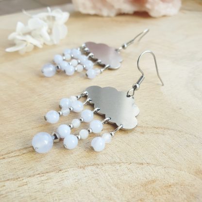 Boucles d'oreilles en calcédoine bleue et péristérite bijoux pierres naturelles lithothérapie bijoux artisanaux fabriqué en france