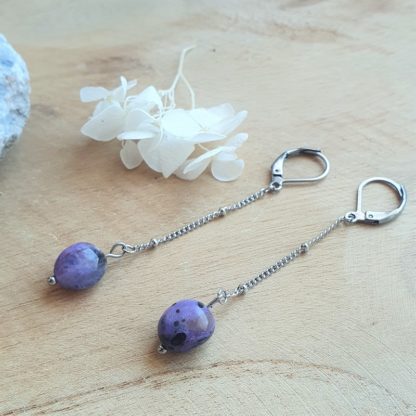 Boucles d'oreilles en charoite lithothérapie bijoux pierres naturelles minéraux