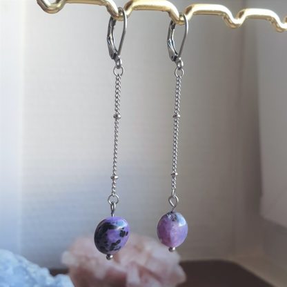 Boucles d'oreilles en charoite lithothérapie bijoux pierres naturelles minéraux