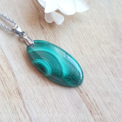 Pendentif en malachite bijoux pierres naturelles lithothérapie minéraux cristaux artisanat