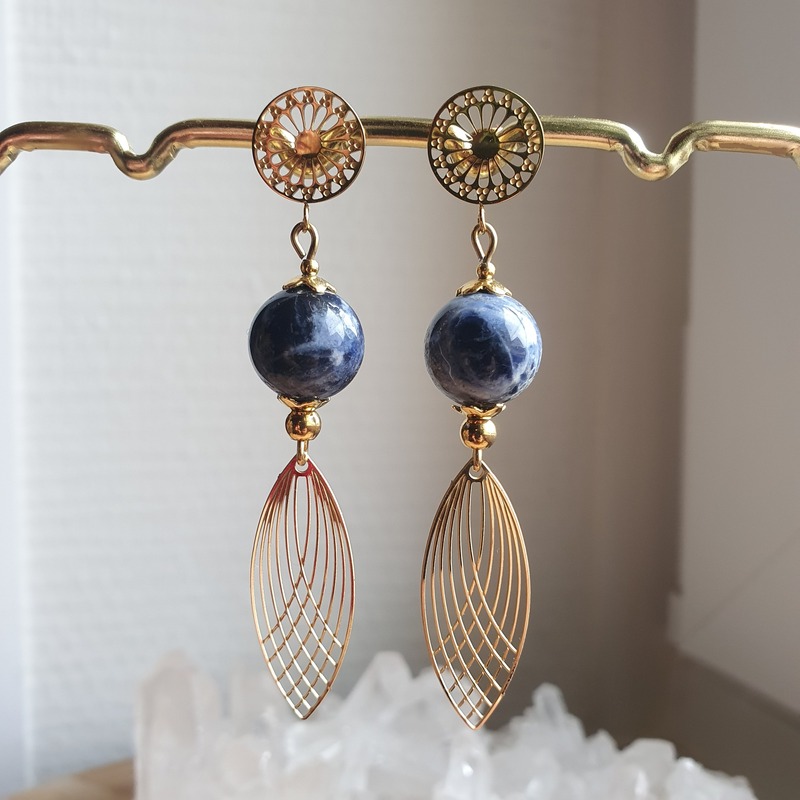 Boucles d'oreilles pendantes en sodalite lithothérapie pierres naturelles minéraux bijoux artisanat de France