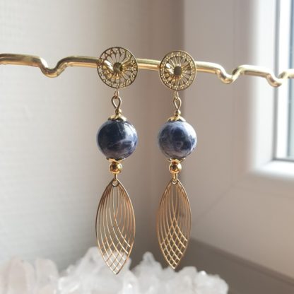 Boucles d'oreilles pendantes en sodalite lithothérapie pierres naturelles minéraux bijoux artisanat de France