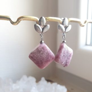 Boucles d'oreilles en lépidolite lithothérapie pierres naturelles minéraux bijoux artisanat de France