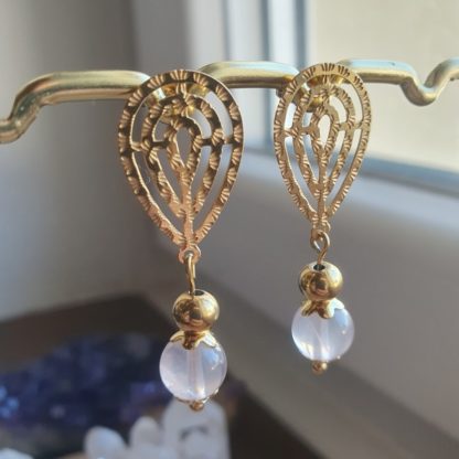 Boucles d'oreilles pendantes en quartz rose lithothérapie pierres naturelles minéraux bijoux artisanat de France