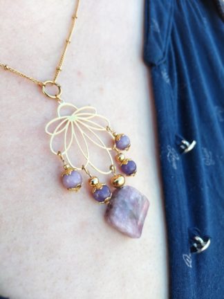 Collier en lépidolite lithothérapie bijoux en pierres naturelles