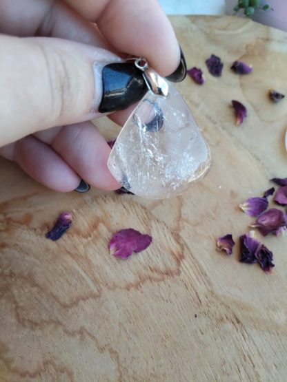 Pendentif cristal de roche lithothérapie pierres naturelles