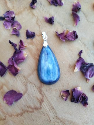 Pendentif cyanite lithothérapie pierres naturelles