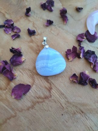Pendentif calcédoine bleue lithothérapie pierres naturelles