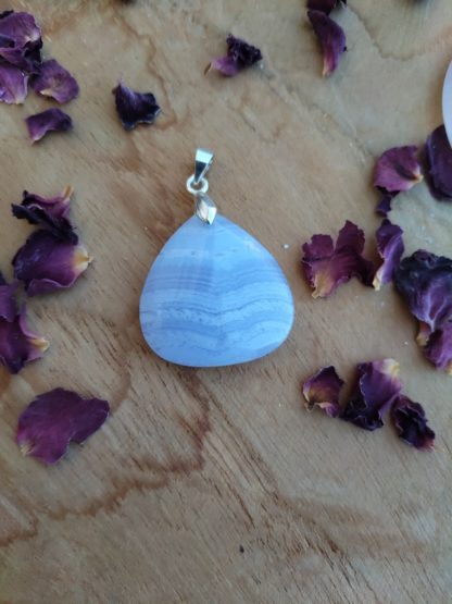 Pendentif calcédoine bleue lithothérapie pierres naturelles