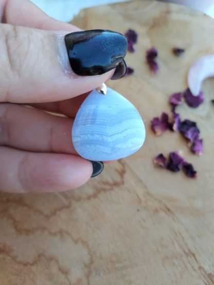 Pendentif calcédoine bleue lithothérapie pierres naturelles