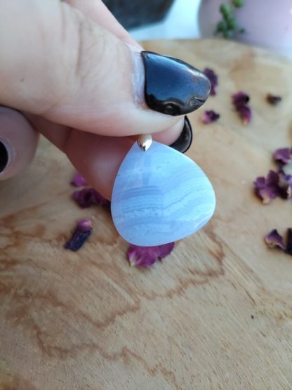 Pendentif calcédoine bleue lithothérapie pierres naturelles